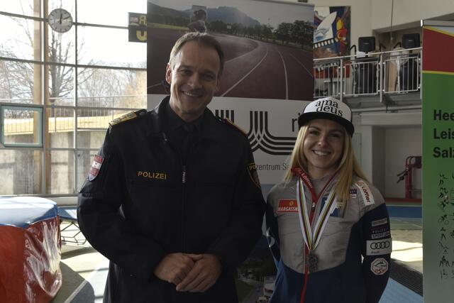 Ehrung der Athleten im Universitäts- und Landessportzentrum in Rif: Salzburgs Landespolizeidiretor Bernhard Rausch mit Chiara Kreuzer. | Foto: Thomas Fuchs