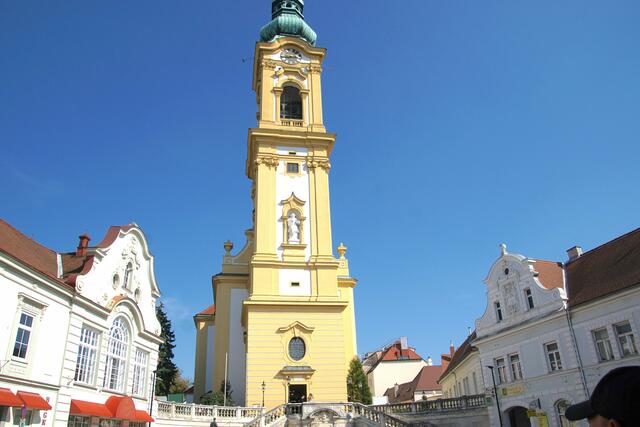 Festspielplatz vor der Stadtpfarrkirche Stockerau. | Foto: Alois Fischer