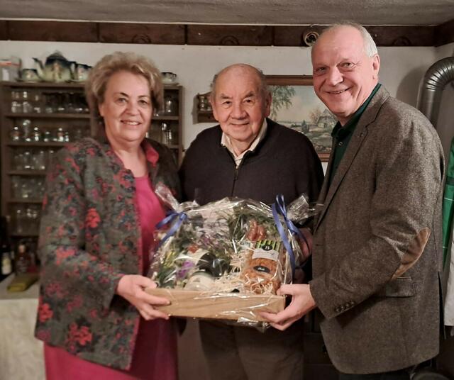 Der ehemalige Ollersdorfer Bürgermeister Alfred Heschl wurde 85 Jahre alt. Landtagspräsidentin Verena Dunst und LAbg. gratulierten im Namen der Bezirks-SPÖ. 
Der Jubilar war von 1981 bis 1987 Bürgermeister und lange Zeit aktives Mitglied der Gewerkschaft. Er war beim Gesangsverein, hat Theater gespielt und ist unterstützendes Mitglied des Fußballvereins. Heschl ist seit über 60 Jahren verheiratet, hat drei Kinder, vier Enkel und ein Urenkel. | Foto: SPÖ