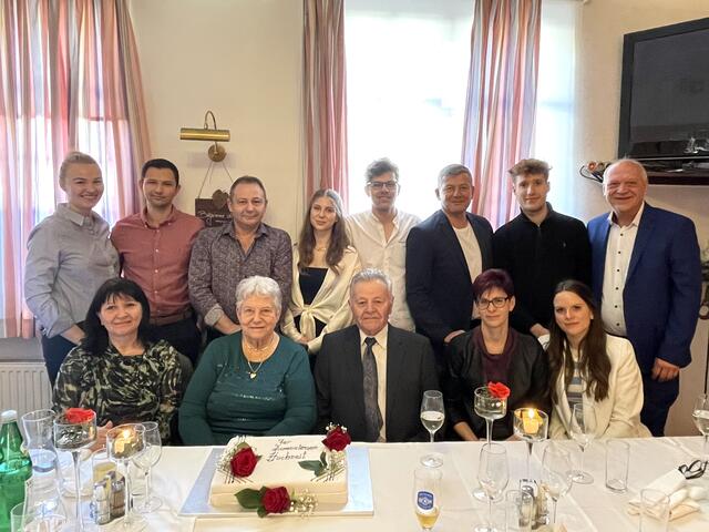 Ida und Karl Paul aus Olbendorf feierten im Kreise ihrer Familie das Fest der Diamantenen Hochzeit. Bgm. Wolfgang Sodl gratulierte und überreichte seitens der Gemeinde einen Blumenstrauß und einen Gutschein. | Foto: Gemeinde Olbendorf