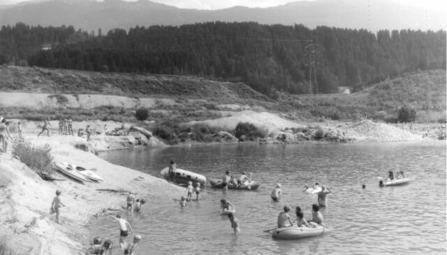 Der Baggersee 1978: Die Bevölkerung hat die ehemalige Schottergrube erobert, es folgt bis 1979 die Umgestaltung des Sees, die Ufer wurden abgeflacht, die Flächen bepflanzt und eine erste Infrastruktur eingerichtet.  (Aufnahme Innsbruck informiert, 2017)
 | Foto: Innsbruck informiert/Stadtarchiv