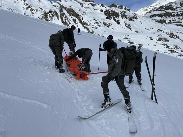 Die Soldaten wollten den Transport von Verletzten mit dem Akia üben und mussten drei Mal reale Patienten retten. | Foto: ÖBH/Walter Stein