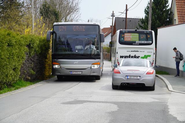 Starkes Verkehrsaufkommen ohne Gehsteig herrscht in der Rudersdorferstraße in Puntigam. | Foto: FPÖ