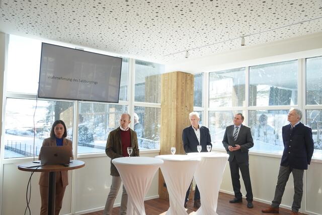 Bei der Pressekonferenz am Salzburgring: Von links: Sarah Untner (raumsinn), der Geschäftsführer des Salzburgings Ernst Penninger, der Verkehrsplaner Günther Penetzdorfer, der Bürgermeister von Koppl Rupert Reischl und der Präsident von IGMS, Friedrich Lehensteiner. | Foto: Emanuel Hasenauer