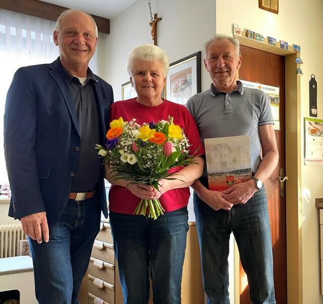 Theresia und Helmut Popovits aus Olbendorf feierten das Fest der Goldenen Hochzeit. Bgm. Wolfgang Sodl (links) gratulierte seitens der Gemeinde. | Foto: Gemeinde Olbendorf