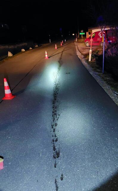 Ölspur auf der L546. | Foto: FF Wirling