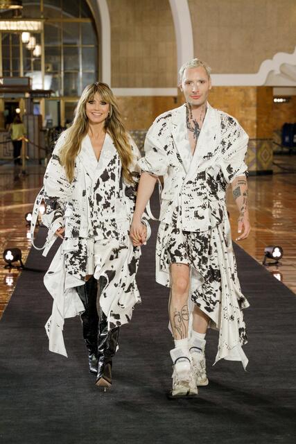 Heidi Klum mit Designer und Gastjuror Yannik Zamboni. | Foto: ProSieben/Richard Hübner