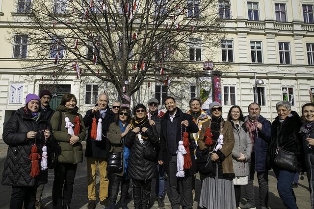 Die Puppen am Fritz-Grünbaum-Platz in Mariahilf. | Foto: BV6
