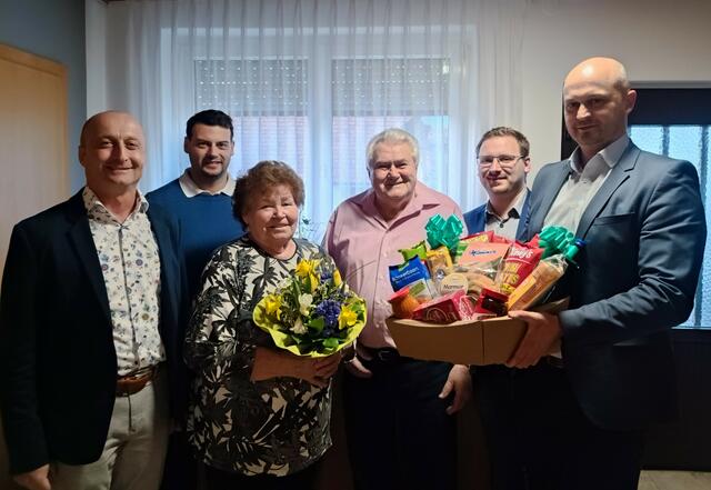 Alois und Brigitte Muik aus Gerersdorf feierten ihre Diamantene Hochzeit. Im Namen der Gemeinde gratulierten Bgm. Roman Jandrisevits, Amtmann Manuel Stranczl, Gemeindevorstand Mattias Hafner und Vbgm. Manuel Zach (von links). | Foto: Gemeinde Gerersdorf-Sulz