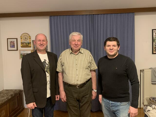 In Bildein feierte Werner Eberhardt seinen 75. Geburtstag. Der ehemalige Zollbeamte und Polizist ist passionierter Jäger und Jagdpächter in Oberbildein. Bürgermeister Emmerich Zax jun. (rechts) und Vizebürgermeister Hansjörg Schrammel (links) gratulierten im Namen der Gemeinde. | Foto: Gemeinde Bildein