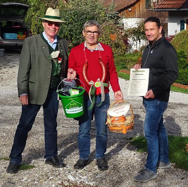 TRKM-Organisator Oskar Rovensky (li) und Bgm. Matthias Brunner mit dem Vorjahressieger Emmerich Gebhardt, dessen Kürbis 141,5 kg auf die Waage brachte. | Foto: privat