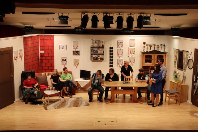 Der Theaterverein Ladis spielte am 06. März die Komödie "Familie Vereinsmeier und Co". | Foto: Elisabeth Neuner
