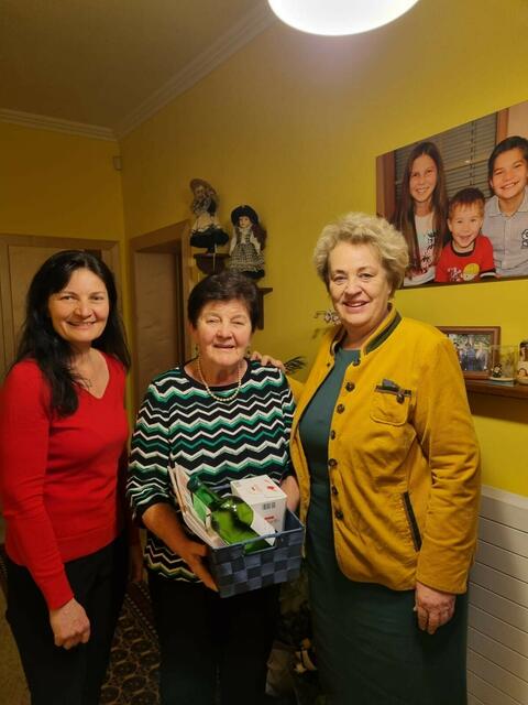 Martha Oswald aus Moschendorf erhielt zu ihrem 75. Geburtstag Gratulationsbesuch von SPÖ-Bezirksparteivorsitzender Verena Dunst (rechts) und Vizebürgermeisterin Cornelia Kedl-Oswald (links). | Foto: SPÖ