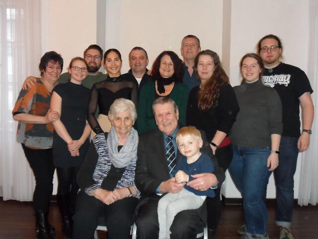 Siegfried Potzmann aus Ollersdorf feierte im Kreise seiner Familie den 80. Geburtstag. Bürgermeister Bernd Strobl dankte aus diesem Anlass dem Jubilar für seine vielen Leistungen in der Gemeinde. 
Potzmann war 20 Jahre Gemeinderat und 25 Jahre Gemeindekassier. Er arbeitete ehrenamtlich für den Pfarrkindergarten und die Pfarre und war auch viele Jahre Bezirks- und Landesobmann des Burgenländischen Amtmännerverbandes. Für sein Wirken erhielt er den Ehrenring der Gemeinde. | Foto: Gemeinde Ollersdorf