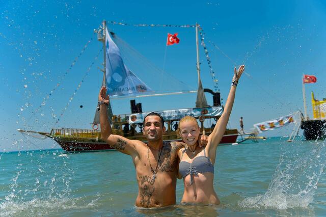 Kinder, wie die Zeit vergeht! Missy May vor zehn Jahren mit Thaibox-Champ Fadi Merza in der Türkei. | Foto: www.andreastischler.com