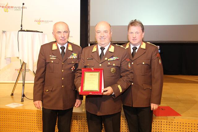 Aufgrund des Ausscheidens aus dem Bereichsfeuerwehrkommando Leibnitz (Vollendung des 65. Lebensjahres) wurde ABI Johann Hammer mit der Dankesplakette des BFV Leibnitz für seine langjährige Tätigkeit im Bereichsfeuerwehrverband Leibnitz geehrt (v.l.): Josef Krenn, Johann Hammer und Friedrich Partl. | Foto: BFVLB/ABI d. V. Herbert Putz