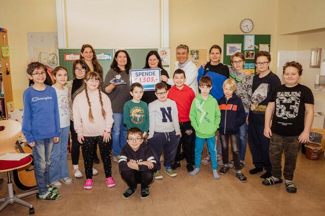 Das Frauennetzwerk des Vereins westwinkel übergab eine Spende an Kinder mit erhöhtem Förderbedarf der Brückenschule. | Foto: Maria Auinger