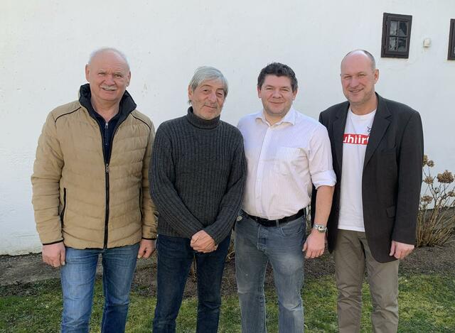 In Bildein beging Günther Göderle (2. von links) seinen 70. Geburtstag, wozu Bürgermeister Emmerich Zax (2. von rechts), Vbgm. Hansjörg Schrammel (rechts) und Gemeindevorstand Walter Mittl alles Gute wünschten. Der Jubilar ist leidenschaftlicher Fotograf und in dieser Passion auch für die Gemeinde tätig. | Foto: Gemeinde Bildein