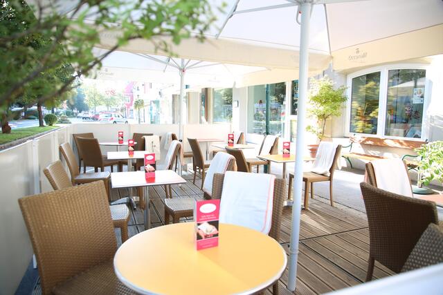 Der gemütliche Gastgarten lädt in der warmen Jahreszeit zum Verweilen ein. | Foto: Lederer