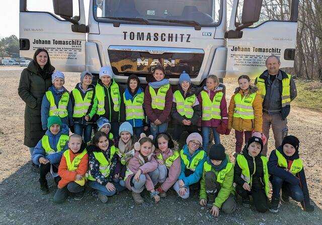 Klassenlehrerin Anna Resch und Lkw-Fahrer Bernd Götz mit den Kindern der 3a Klasse der Volksschule Kittsee | Foto: WKB