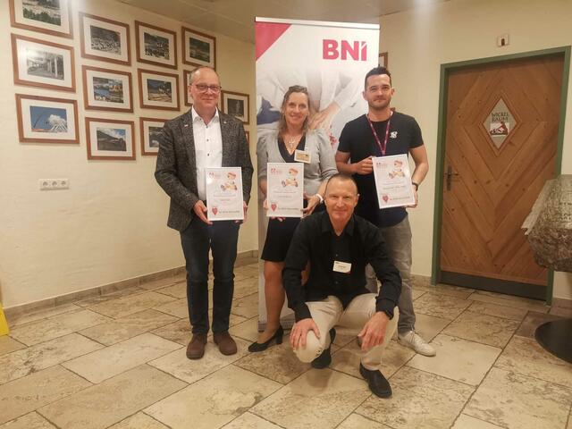 UnternehmerInnen sind Pate beim Vienna City Marathon: v.l.n.r.: Thomas Egger, Daniela Happ, Daniel Körber - vorne Hocke Mag. Horst Szeli. | Foto: BNI Via Claudia