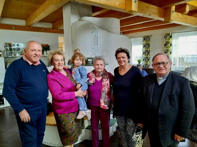 Gerti Indrak (2. von rechts) feierte in Gaas ihren 70. Geburtstag. SPÖ-Bezirksvorsitzende Verena Dunst und Pensionisten-Obfrau Maria Rinner (Mitte) wünschten der Jubilarin Glück und Gesundheit. Gerti Indrak ist sehr kreativ, bastelt viel mit den Pensionisten und gestaltet auch den Hauptplatz in Gaas mit. | Foto: SPÖ