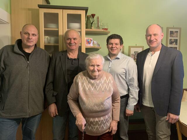 Die Bildeinerin Ludmilla Knopf ist 85 Jahre alt geworden. Bürgermeister Emmerich Zax jun. (2. von rechts), Vbgm. Hansjörg Schrammel (rechts), Gemeindevorstand Walter Mittl (2. von links) und Gemeinderat Heinz Parz stellten sich als Gratulanten der Gemeinde ein. | Foto: Gemeinde Bildein