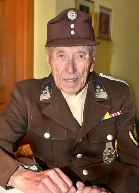 Karl Altmann ist jetzt 95 Jahre und erinnert sich gerne zurück an seine aktive Zeit bei der Feuerwehr. | Foto: Herbert Schleich