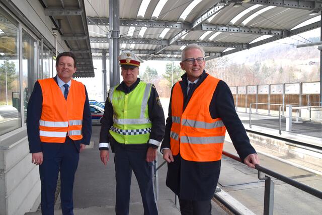 Verkehrslandesrat René Zumtobel lud gemeinsam mit Oberst Günther Salzmann, Leiter der Landesverkehrsabteilung der Polizei Tirol, und Bernhard Knapp, Vorstand der Abteilung Verkehrsrecht des Landes, (v.l.) zum Lokalaugenschein in Radfeld. | Foto: Barbara Fluckinger