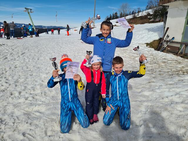 Paolo (hinten) und Delian Eberhard sowie Yara und Jakob Chalupa (v.l.) verbindet die Begeisterung für den Skisport und die Familie. | Foto: FISCH-Tools