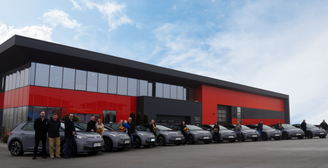 Das Autohaus Strasser stattete zehn Mitarbeiter der H&amp;S Kabeltechnik mit neuen VW ID.3 aus. Auftanken dürfen diese ihr E-Auto kostenlos über die Photovoltaik-Anlage des Enzenkirchner Unternehmens. | Foto: Foto: H&amp;S Kabeltechnik