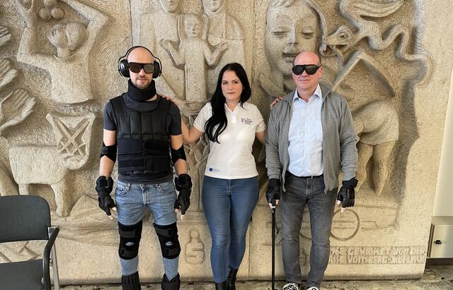 Community Nurse Eva-Maria Unger mit "Models", einer trägt den Alterssimulationsanzug GERT | Foto: Schrapf