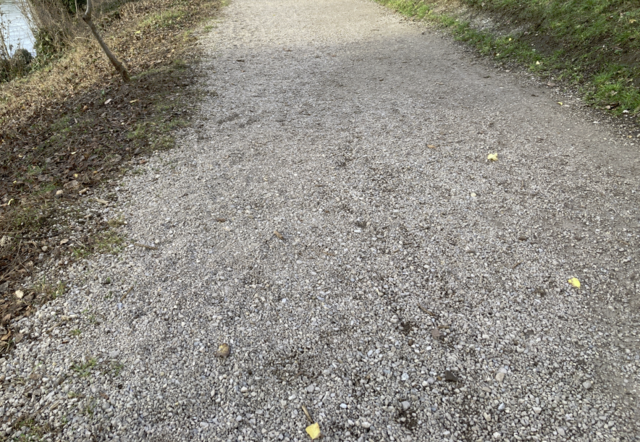 "Leider wurde verabsäumt, auch das unbefestigte Teilstück bis zur Einmündung in den breiten, von der Laufbergergasse kommenden Asphaltweg zu asphaltieren", wundert sich Anrainer Christian Bauer. | Foto: Christian Bauer