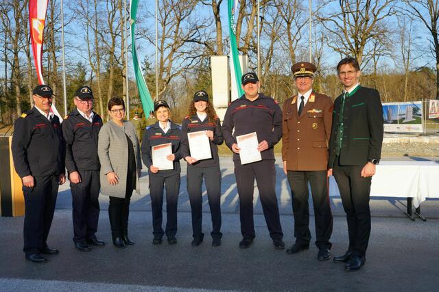 Siegerfoto: BM d.V. Maria Gruber, Vizelandessiegerin bei FULA Gold (4.v.l.) im Kreis der Gratulanten | Foto: LFV Steiermark / BR d.V. Franz Fink