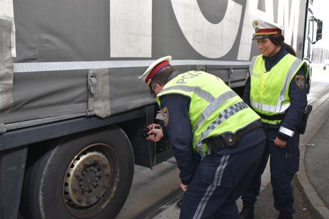 Zuerst erfolgt die Kontrolle durch die Polizei.  | Foto: Barbara Fluckinger