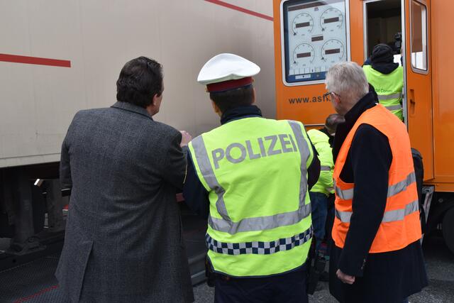 Bei Verdacht auf Mängel wird der LKW zum Prüfzug am Parkplatz geschickt, falls dieser gerade anwesend ist.   | Foto: Barbara Fluckinger