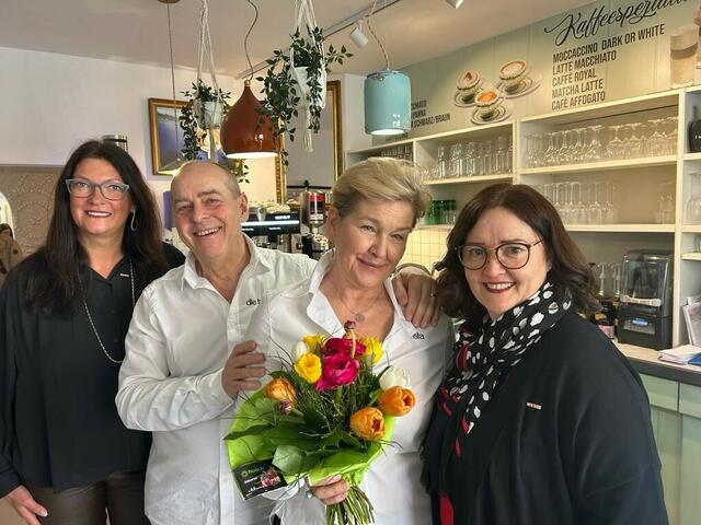 Bianca Hartmann, Walter Fischbacher, Jana Fischbacher und Charlotte Jautz im neuen Café in Neusiedl am See | Foto: WKB