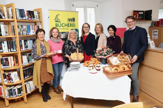 Gemeinderätin Sadika Moric (Mitte) und Bgm. Marcus Martschitsch im Kreis einiger Teilnehmerinnen am ersten Hartberger Frauenfrühstück. | Foto: Alfred Mayer