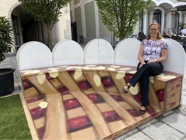 Künstlerin Astrid Starrermayr hat das spektakuläre Sitzmöbel entworfen. | Foto: Astrid Starrermayr