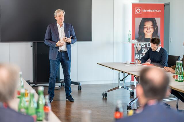 Chefredakteur Roland Reischl begrüßte die Round-Table-Teilnehmer im einzigartigen Ambiente des Skyrooms im Styria Media Tower. | Foto: Brand Images 