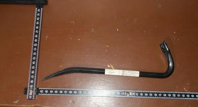 Mit diesem Brecheisen soll ein Mann versucht haben in eine Donaustädter Wohnung einzubrechen. | Foto: LPD Wien