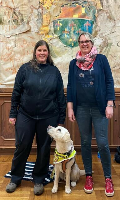 (v.l.) Hundetrainerin Kati Kohoutek mit Assistenzhund Frederik und Stadträtin Almut Smoliner | Foto: Stadgemeinde Spittal/Drau