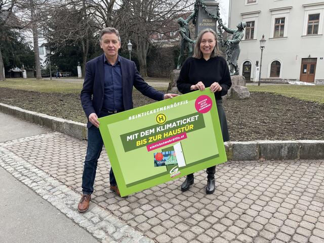 Die Grüne Bezirkssprecherin Susanne Sinz und Landtagsabgeordneter Lambert Schönleitner fordern eine Mobilitätsgarantie für die ganze Steiermark und damit auch die ländlicheren Gegenden im Bezirk Leoben.  | Foto: RegionalMedien Steiermark