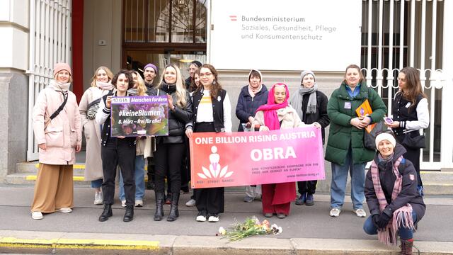 Organisatorinnen und Unterstützerinnen vorm Ministerium für Arbeit und Wirtschaft | Foto: Alexander Mach 