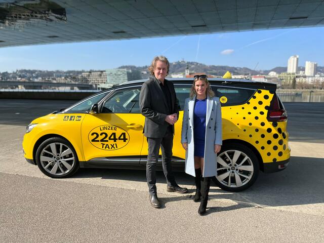 Linzer Taxi 2244-Geschäftsstellenleiter Robert Neuhold und Gemeinderätin Theresa Ganhör. Die ÖVP-Politikerin setzt sich für ein eigenens Frauentaxi in Linz ein. | Foto: Linzer Taxi 2244