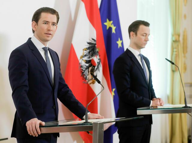 "Koste es, was es wolle", war das Motto der damaligen Regierung bei den Corona-Wirtschaftshilfen. EX-Finanzminister Gernot Blümel (ÖVP, rechts im Bild) rief damals im Schnellverfahren die Corona-Hilfsagentur (COFAG) ins Leben. Nun befindet sich Österreich wegen vermeintlicher Überförderung im Visier der EU. | Foto: bka/Wenzel