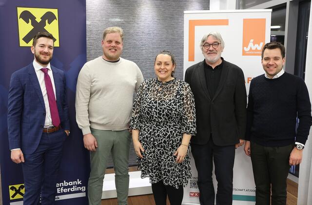 V.l.: Manuel Mayr-Riedler von der Raiffeisenbank Eferding, Martin Burner, Sandra Mitter, Bezirksvorsitzende der Jungen Wirtschaft Eferding und die LEHA-Geschäftsführer Werner und Georg Hanisch.
 | Foto: Andreas Maringer