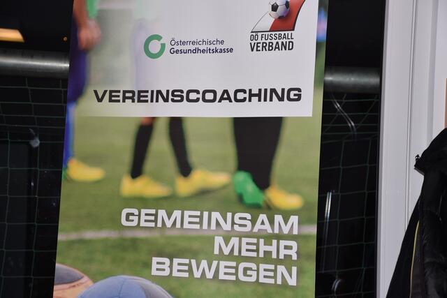  „Angepfiffen“ wurde jetzt die Aktion „Verein in Form“ im Klubgebäude der Sportunion Pabneukirchen. Der OÖ Fußballverband (OÖFV) und die Österreichische Gesundheitskasse (ÖGK) ermöglichen der SU Pabneukirchen, Sektion Fußball ein umfassendes Gesundheits-Förderungsprogramm.