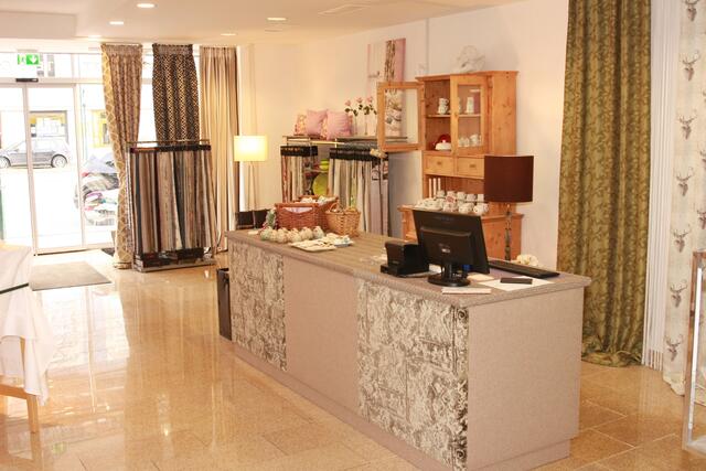 Das Nähstudio von Karin Sebati am Voitsberger Hauptplatz sieht einladend aus. | Foto: Sebati