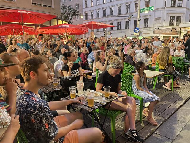 Der Obmann des Einkaufsstraßenvereins schlug vor, das Konzept des bekannten Freihausviertelfests zu überdenken.  | Foto: Salme Taha Ali Mohamed 